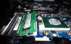联想小新潮7000笔记本怎么打开内存条盖子?