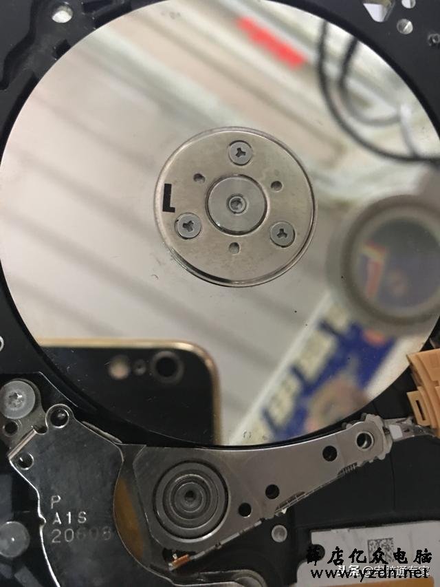 这朋友网购一个固态硬盘后发现电脑还卡,拆开”固态“后惊讶了!