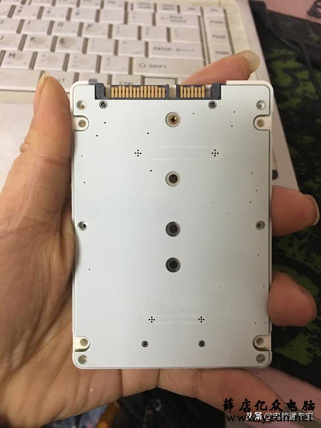 这朋友网购一个固态硬盘后发现电脑还卡,拆开”固态“后惊讶了!