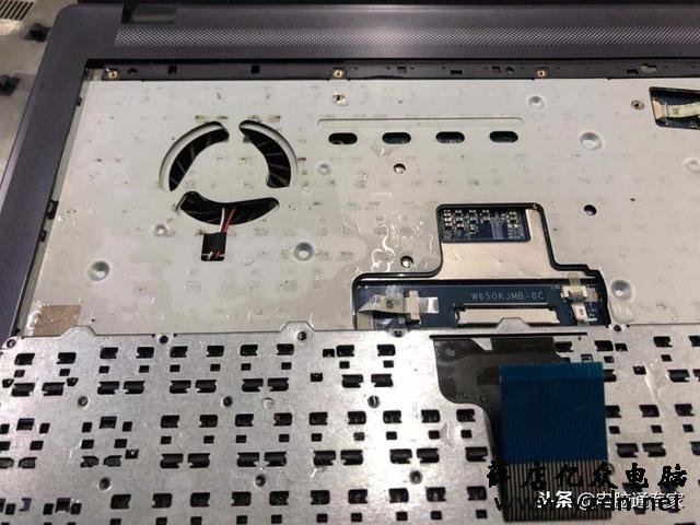 电脑进水后的紧急补救处理方案,了解这些可能会给你节省维修费!