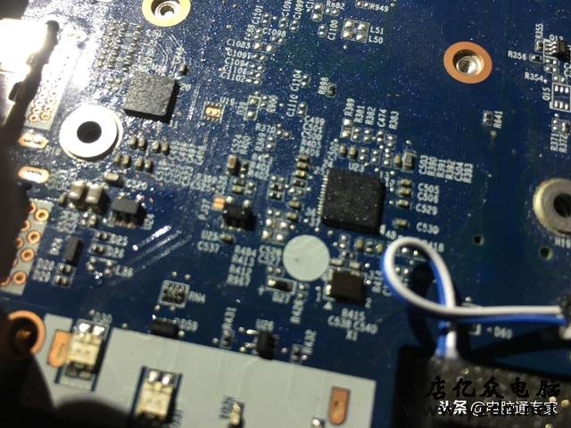 电脑进水后的紧急补救处理方案,了解这些可能会给你节省维修费!