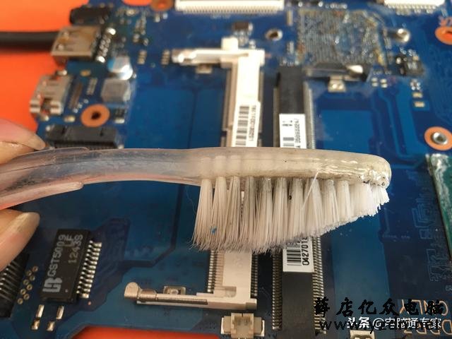 电脑进水后的紧急补救处理方案,了解这些可能会给你节省维修费!