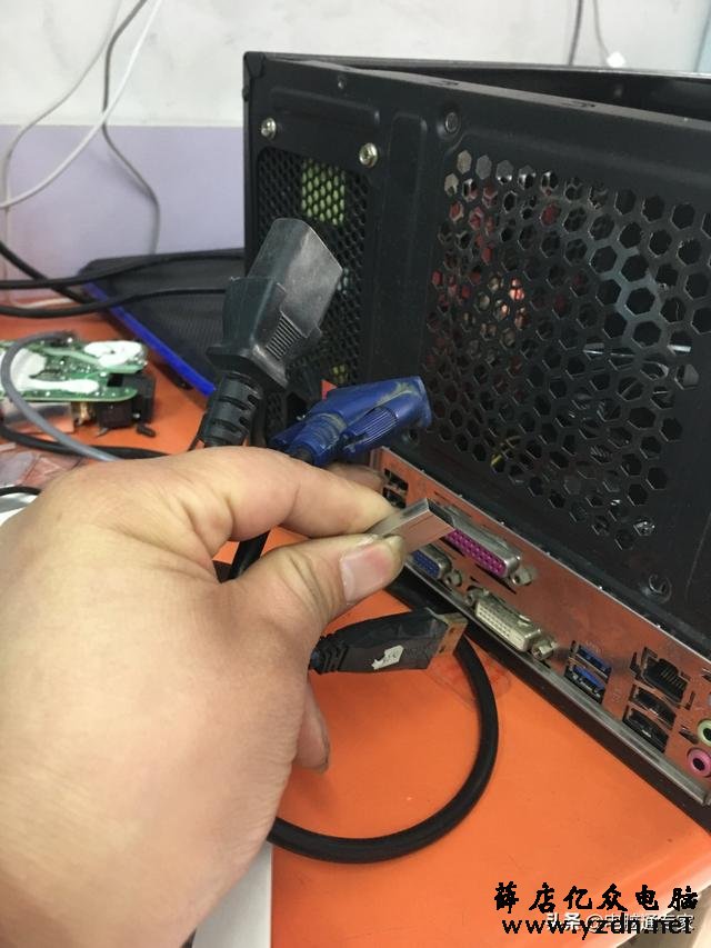 台式电脑开机屏幕不显示,这些方法您都试了后再去电脑维修店!