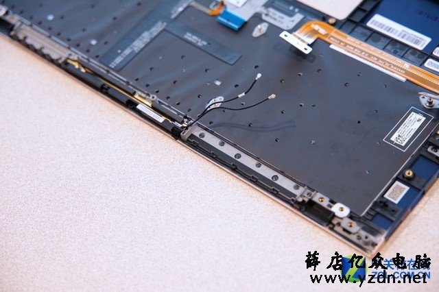 WiFi天线就设置在C面的塑料装饰条下方，所以这里还有第三个作用就是用来收发WiFi以及蓝牙信号的。这样就不用单独在A面上开槽增加制造成本了，同时也不会破坏整体的美观