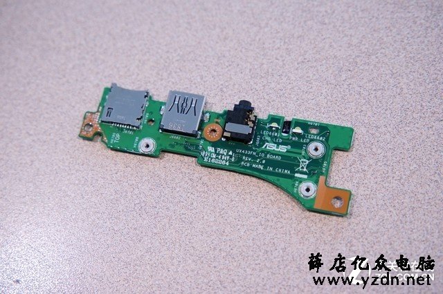 背面能够清晰的看到各个元器件都做了十分详细的标识