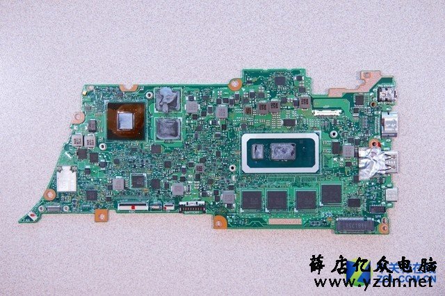 主板正面全貌，各个元器件的分布还是十分整齐的