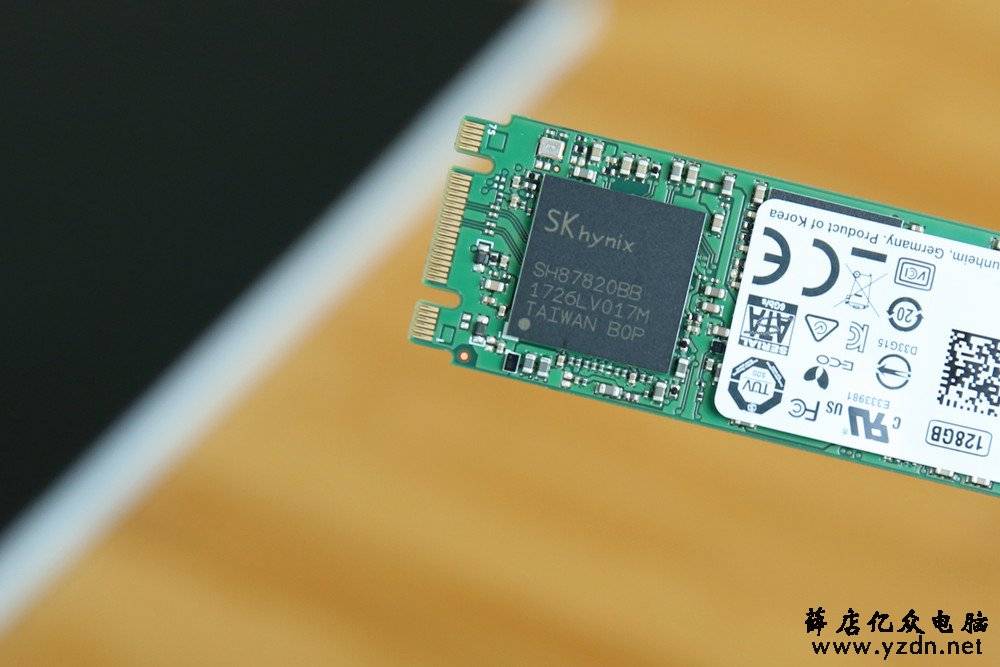 Ryzen APU长啥样?AMD版宏碁蜂鸟Swift 3笔记本拆机解析